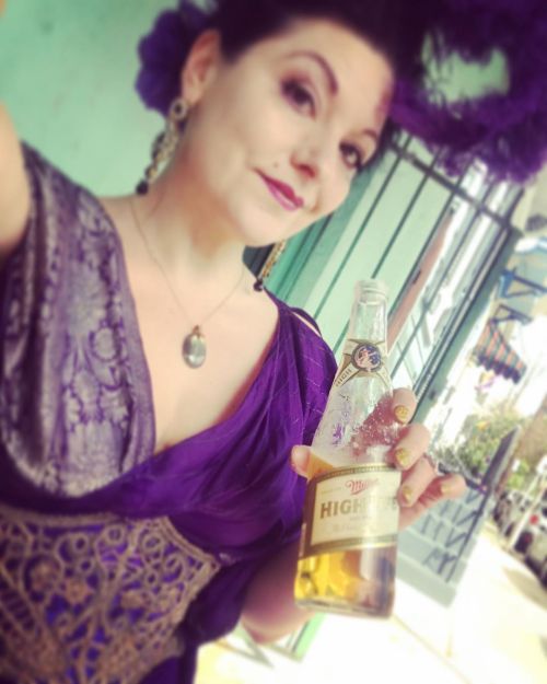 Happy Lundi Gras!! #thechampagneofbeers #purpleaesthetic (at The Friendly Bar) www.instagram