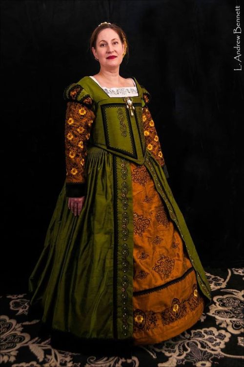 thereenactorsporn:  www.designsfromtime.com/renaissance-costumes—-noble-women.html