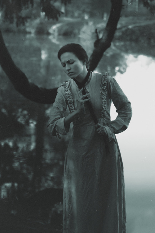 The  veil of sleep had not cleared away, but her bare feet felt wetsoil and trampled grasses&am