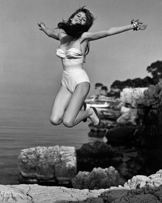 Jump! by Philippe Halsman1. Brigitte Bardot (1955)2. Marc Chagall (1955)3. Richard