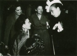 oscarlatewildly:  crackheadparis:  Frida Kahlo meeting Josephine Baker, Paris 1939.   Yassssss 
