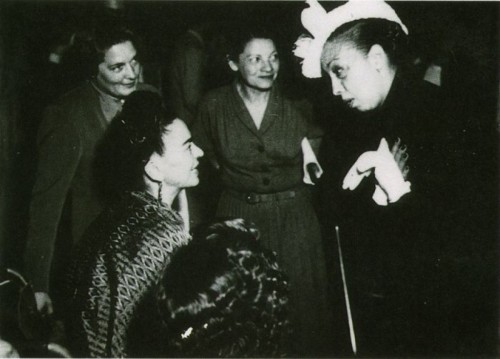 oscarlatewildly: crackheadparis: Frida Kahlo meeting Josephine Baker, Paris 1939.  Yassssss