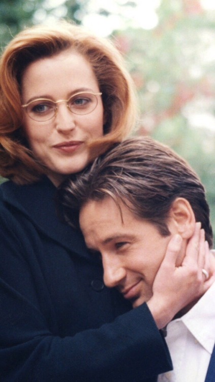 a few wallpaper sized photos of gillian and david/mulder and scully for ya! (none of the photos are 