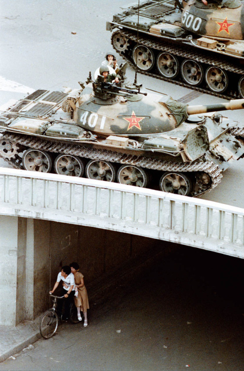 theincompletenesstheorem: Liu Heung Shing,A young couple waiting under a bridge pass tanks, 198