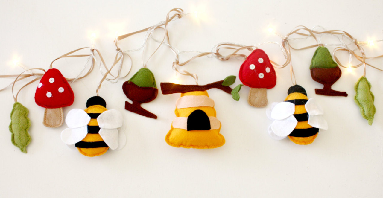 sosuperawesome:  Felt string lights by ButtonOwlBoutique on Etsy 