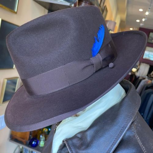 We rarely find vintage fedora‘s in a size 7 1/2… But here is a true gem. Portis brand. 