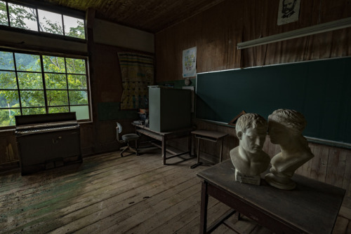 Abandoned school on the hill. Ⅱ
