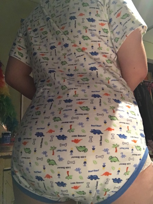 daddysbabykittycat:  Double diapered in my new dinosaur onesie!!