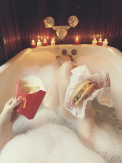 im-your-asian:  aniqueki:  NOW THIS IS THE LIFE.   HOW ARE THEY TAKING THE PICTURE  WHY DIDNT I THINK OF THIS