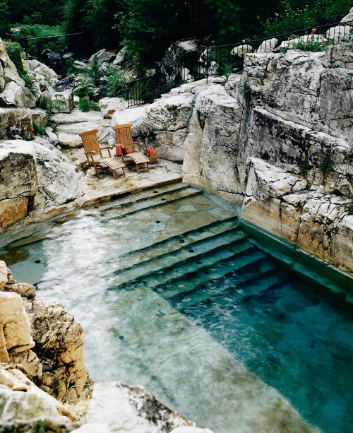 design-art-architecture:Backyard pool from abandoned quarry.