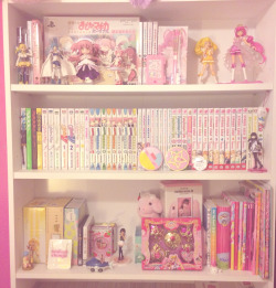 mahoumi:  my bookshelf ! i’m really happy with how these shelves look now ♥ ; v ; 