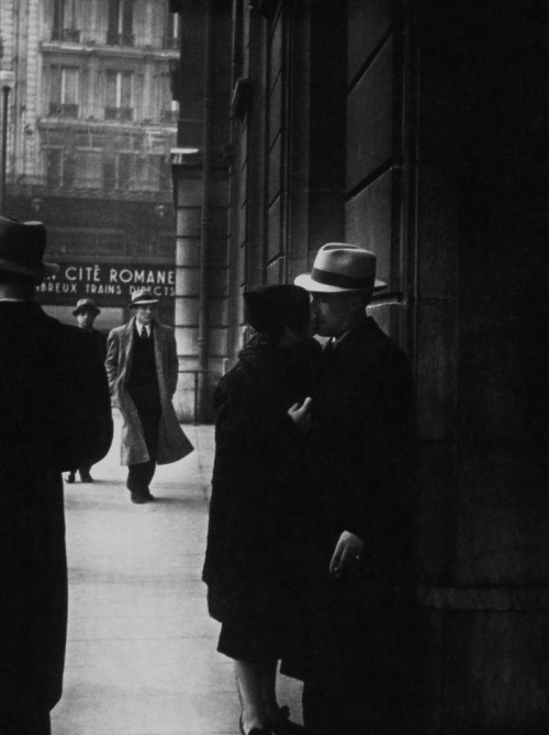 m3zzaluna:couple at the gare saint-lazare, c. 1937 [original]© brassaï, from brassaï, pour l’amour d