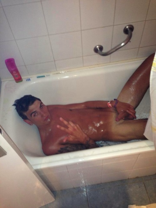 ...AND YET ANOTHER UNNECESSARY GAY NUDITY BLOG