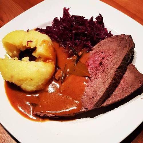 Weihnachtsessen. Klöße, Rotkohl, Rinderhüftbraten in Bratensauce. #foodporn #foodart #foodaddict #no