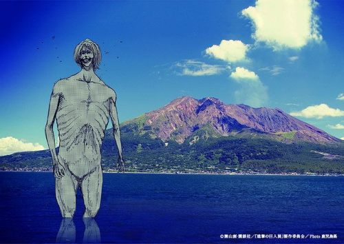 To promote the upcoming SnK Exhibition move to Oita, an ad campaign depicting Titan sightings at local attractions such as Kumamoto Castle, Megane Bridge, and Fukuoka Tower has been created! This is a variation on the campaign that was shown during the