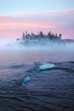 maureen2musings:    Sea smoke around Ellingson Island     georgeduluth   