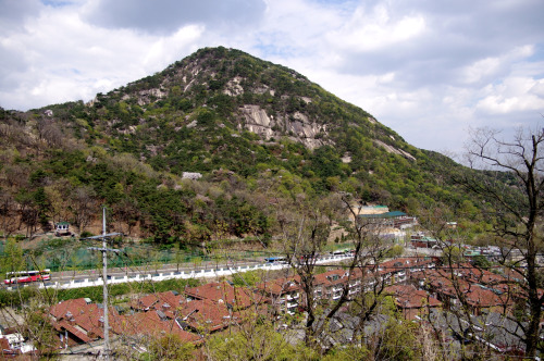 청운공원 윤동주 언덕에서 바라본 인왕산Mt. Inwang, view from Yoon Dong-joo hill of Chung-woon Park 