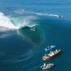 cbssurfer:  Teahupoo, Tahiti photo Tim McKenna
