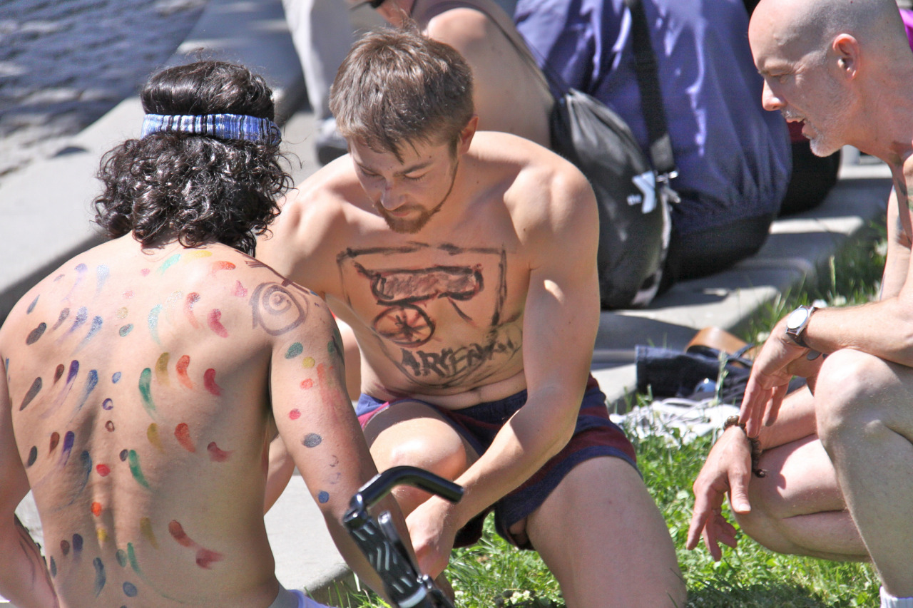 bustedboiz:  thatshotguys:  Peeking at WNBR  Busted 