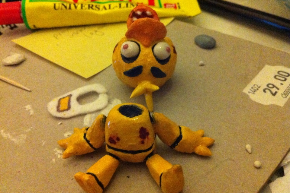 not-a-comedian:  I made a tiny Chica sculpt! Her jaw is moveable and the head is