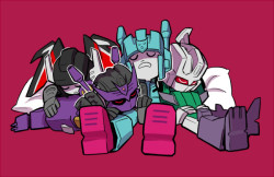 eabevella:  elapuse:  Sibbling cuddle pile(Daddy Megatron, you can’t just leave your children on the floor! Get them a blanket or something  Let me hug them all~~