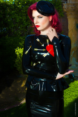 latex-always:   Serious Latex Dress click