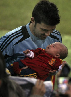 barca-penguins:  David Villa with his newborn