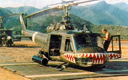 enrique262:Vietnam War, Bell UH-1C Huey gunship helicopter. Guerra de Vietnam, Helicóptero artillado