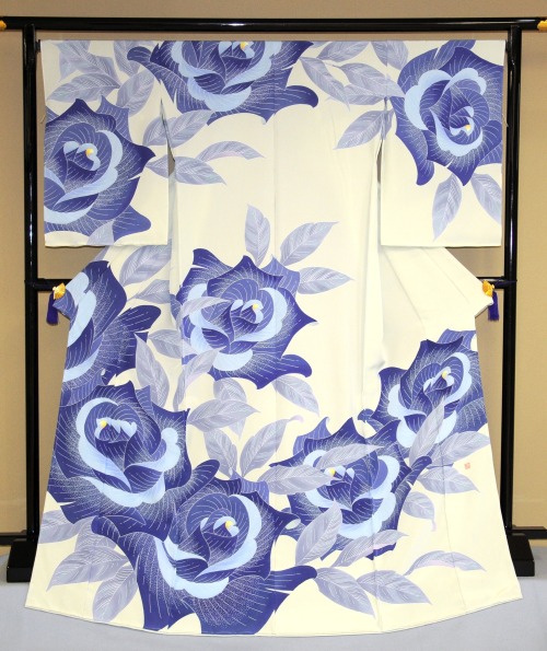 Visiting kimono “Dream come true” by Masanobu OhtaThe blue roses have the words “D