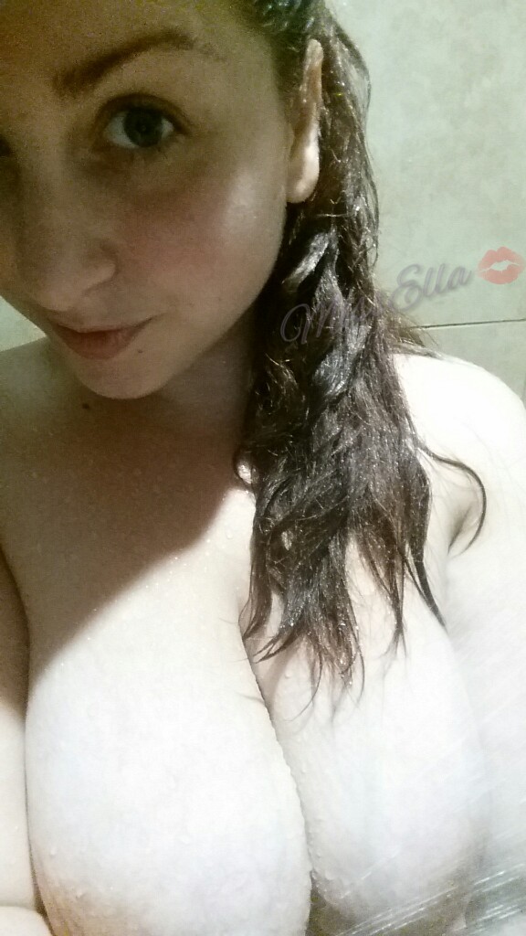 missellaandrews:  Shower time. 