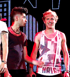 zaynsxo:  Zayn singing Harry’s solo to Niall (◠‿◠✿) 