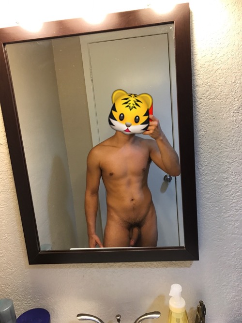 fukmoji:Tigermoji day off just hanging out naked