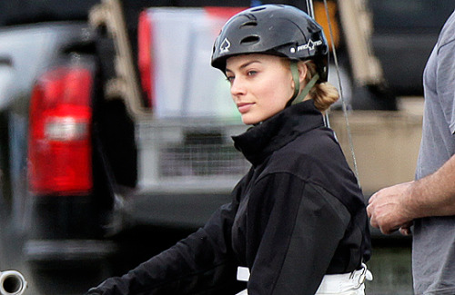 margetrobbiearchive: Margot Robbie Rehearses Stunts for ‘Suicide Squad’, May 27th