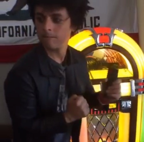 GREEN DAY LIVE ON FACEBOOK Celebrating Bang Bang, GD went live on Facebook for a couple of minutes s