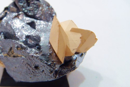 Manganocalcite (Ca,Mn)CO3 Nikolayevskiy Mine, Dalnegorsk, Russian Federation Size: H:2.1cm x W:4cm x