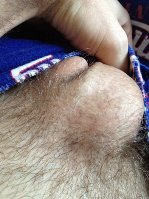 daddysdirtyboy:  straightboyselfpics:  Matt Horse hung!  Yum!  G-Men all the way! Go Big Blue!!