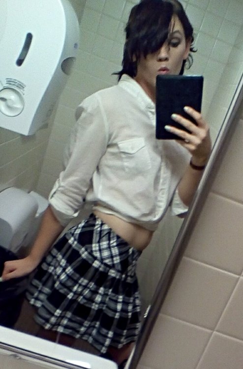 hablo-hablamos: I started hrt at age 20, for reference. Such a beauty.