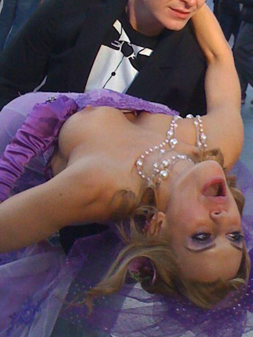 More nip slips and pussy slips pics at http://pussyslip.tumblr.com/