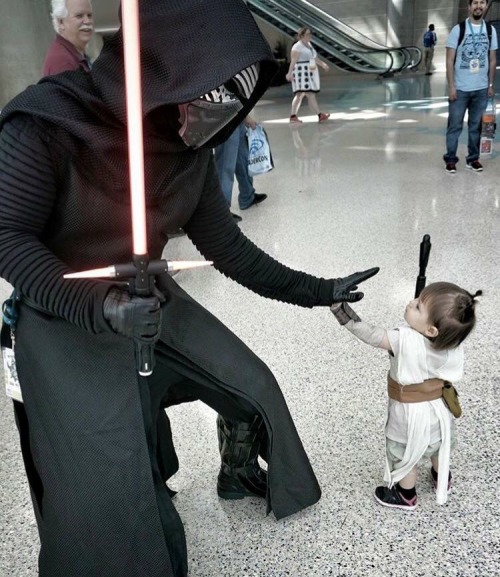 actingdownstage:jabberwockypie:skygalskywalker:come to the dark side, we have cookies as big as you.