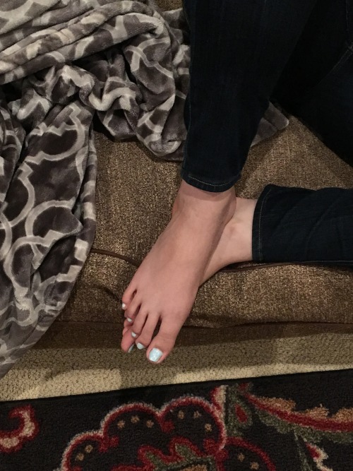 cutegirlsfeeties: another submission from ourconcupiscence and his best friends amazing feet