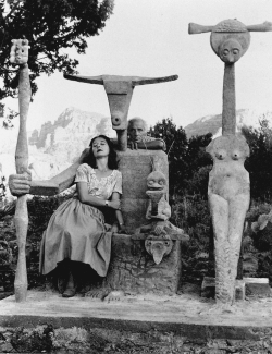 last-picture-show:John Kasnetzis, Max Ernst and Dorothea Tanning with the Capricorne Sculpture, Sedona, Arizona, 1948