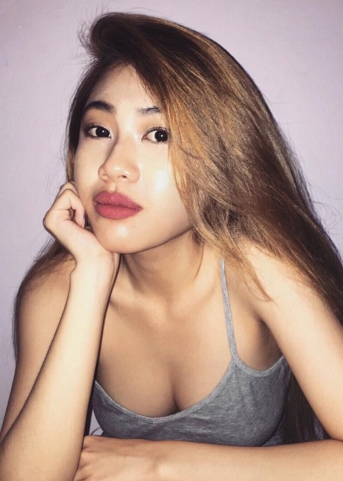 girls-of-singapore: fancy her licking the cum off your cock like she’s eating the pizza with h