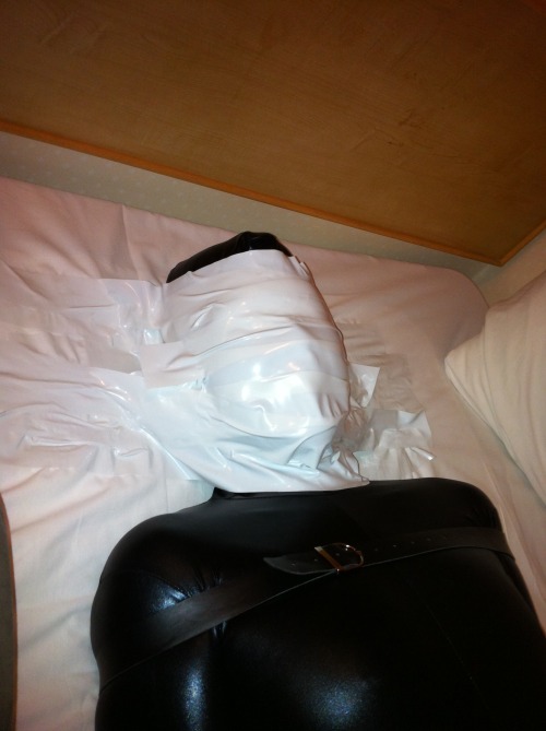 latexbimbo:  maskedwomen:  http://adult.contents.fc2.com/article_search.php?id=86602   Vacuum packed cunt