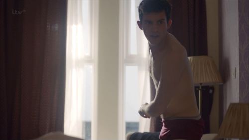 theheroicstarman:  Jonathan Bailey showed his gorgeous bum and a rather nice bulge in last night’s Broadchurch. He is so gorgeous! Mmmmm 