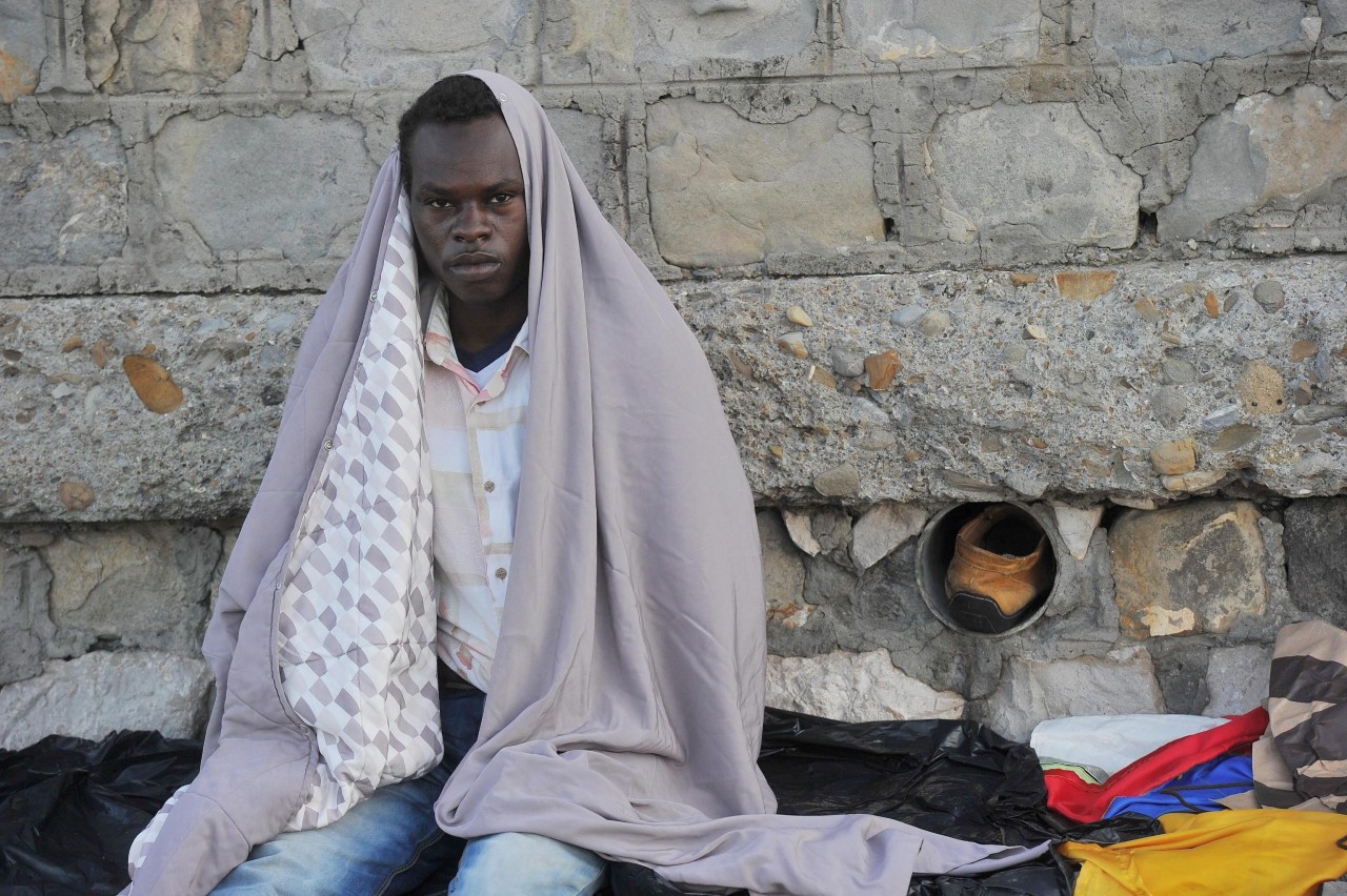 VENTIMIGLIA. Un centenar de inmigrantes bloqueados en Ventimiglia pasó su tercera noche en la escollera del paseo marítimo, lugar que no quieren abandonar hasta que Francia les deje pasar. Los inmigrantes, procedentes de Somalia, Eritrea y Etiopía en...