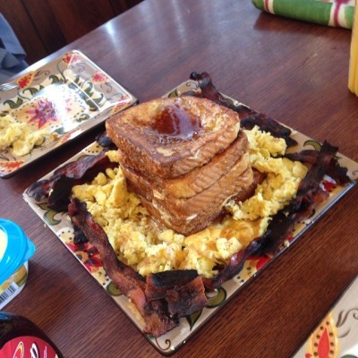 I can’t remember the last time I actually made French toast for breakfast. #nomnomnom #breakfast #mmmm #bacon #eggs #frenchtoast #BURNTyetCRISPY @air_real88