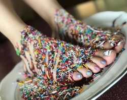 :footfetishdreamss:Dessert anyone ? 🍫🍪🍩🍦🍭🧁Let me know if any of