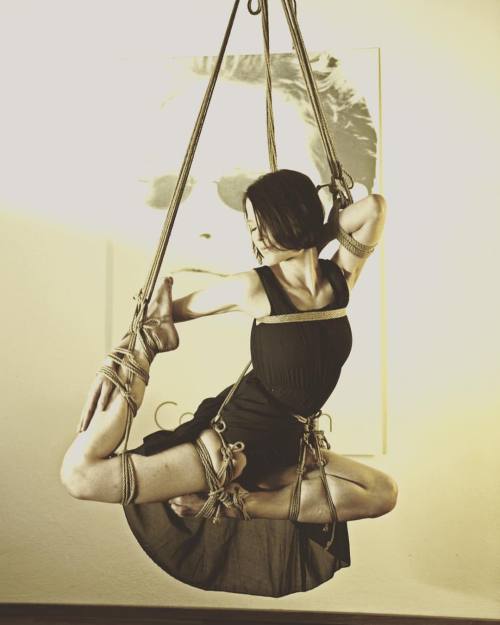 ropeknight:#art #shibari #kinbaku #bondage #picoftheday #excited #goodtimes #4elements  (hier: 4elements - Kinbaku Lounge)
