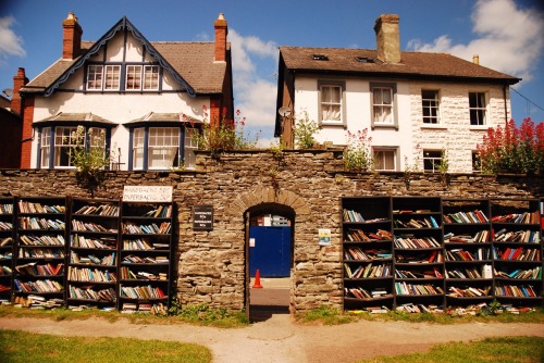 loquaciouslyliterate:lauraloveschocolate:loquaciouslyliterate:Outdoor bookshop, Hay-on-Wye, Wales, U