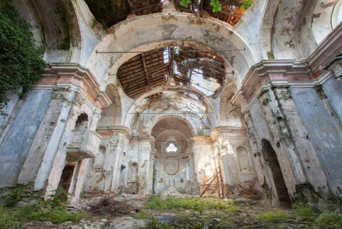 steampunktendencies: Stunning Abandoned Homes Are Surprisingly Full Of Life “Abandoned homes a